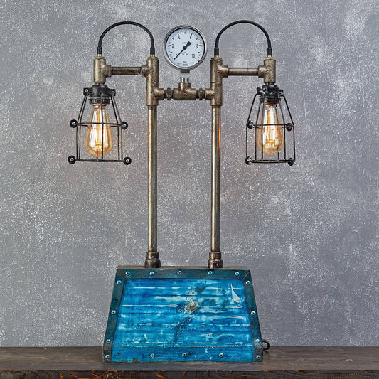 Železná skrinka s dvoma lampami